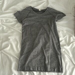 Lululemon size 4 Swiftly Tech Short-Sleeve shirt